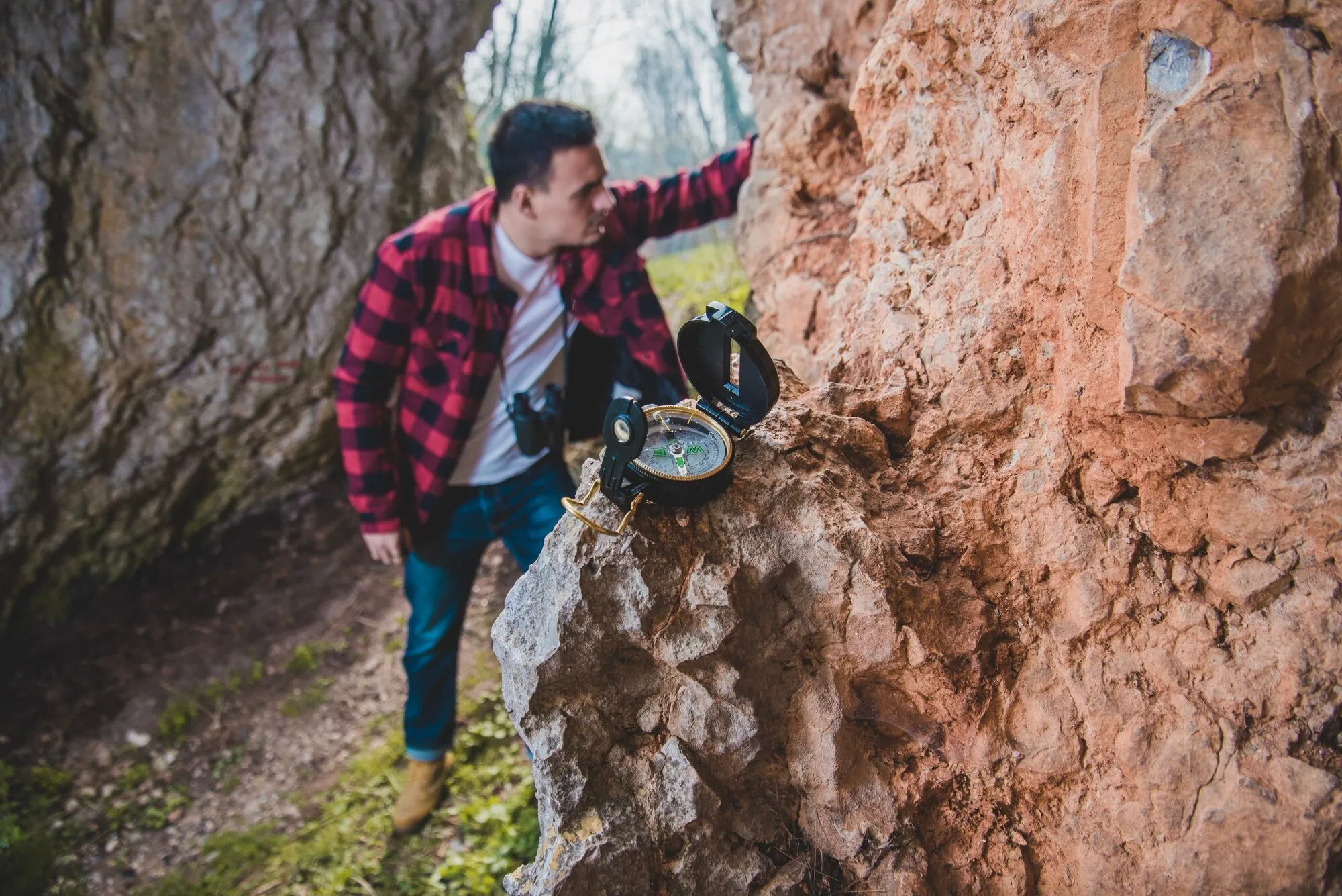 imageye___-_imgi_10_compass-rock-with-hiker-background_23-2147628705