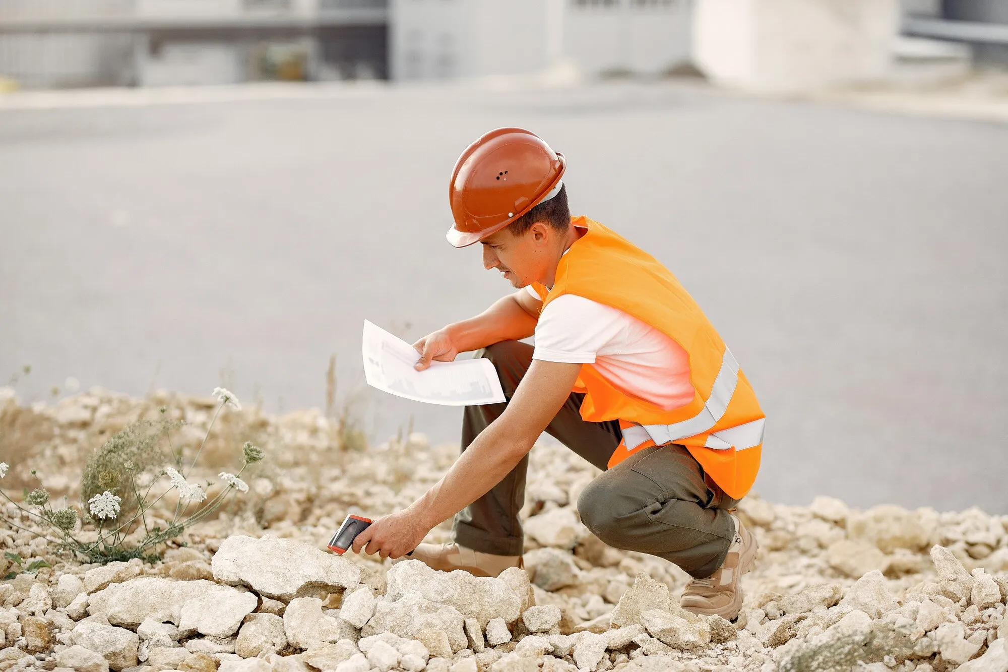 imageye___-_imgi_10_engineer-helmet-standing-by-factory_1157-35548
